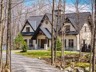 Serene Family Estate Minutes from Downtown