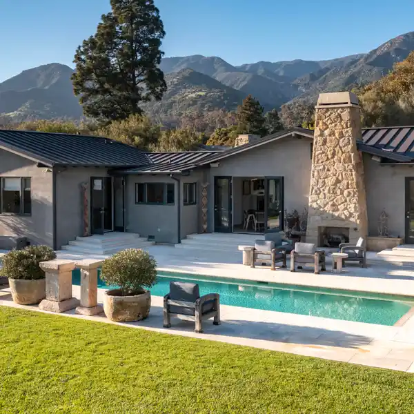MODERN ELEGANCE AND SOPHISTICATION IN RIVEN ROCK