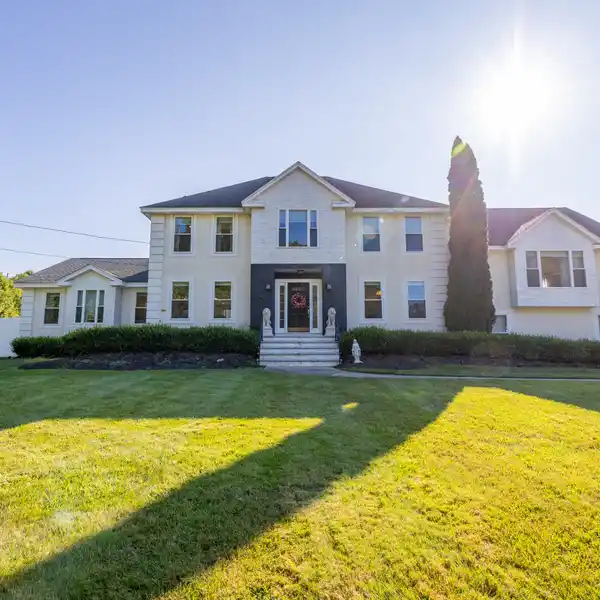 LUXURIOUS COLONIAL OFFERING RESORT-STYLE LIVING