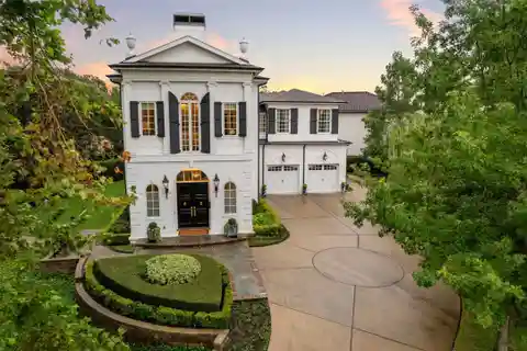 Federal-style Home with Timeless Elegance