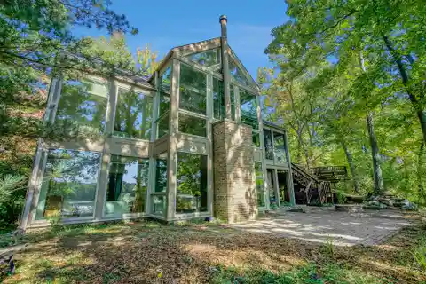 Spectacular Nine-acre Lake Retreat