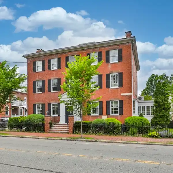 EXQUISITE NEWLY CONSTRUCTED TOWNHOUSE