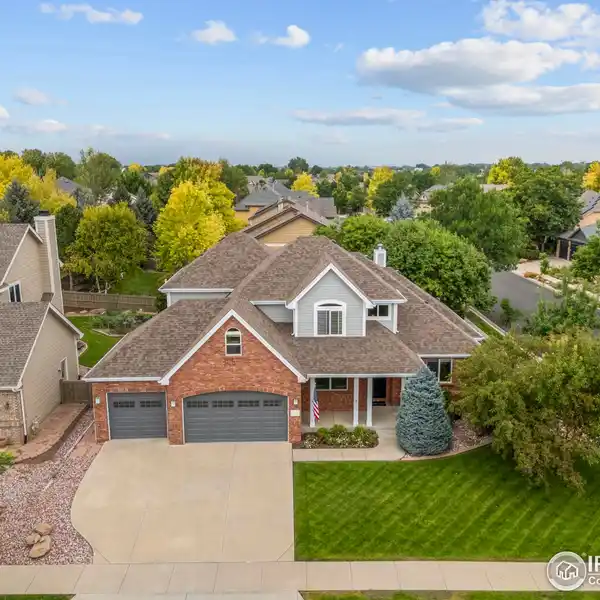FOSSIL LAKE BEAUTY WITH VAULTED CEILINGS