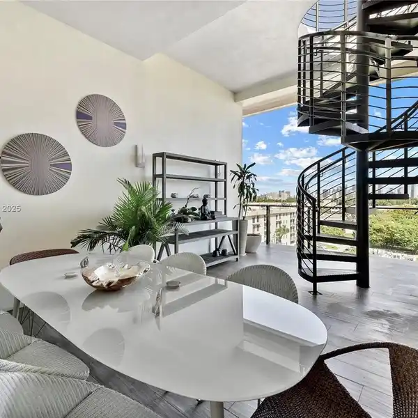 UNIQUE PENTHOUSE IN EXCLUSIVE GLENCOE