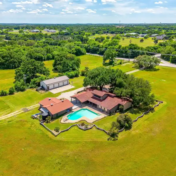 COUNTRY LIVING WITH CITY ACCESS