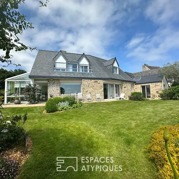 BOTANICAL GARDEN HOME WITH STRIKING SEA VIEWS