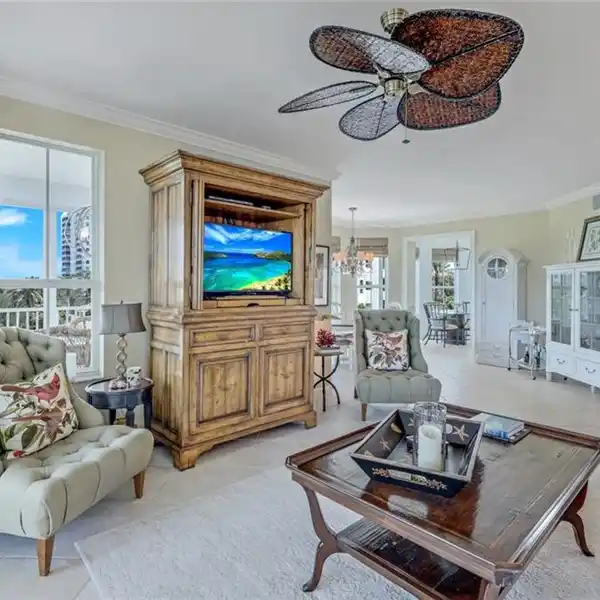 BRIGHT CONDO WITH EXPANSIVE LANAI VIEWS