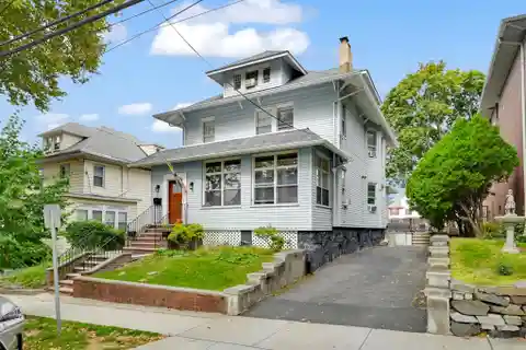 Colonial Home in Prime Location