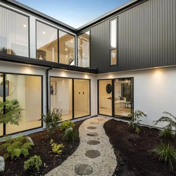 LUXURIOUS LIVING WITH PANORAMIC VIEWS