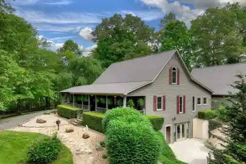 27-acre Luxury Compound Bordering Mercier Orchards
