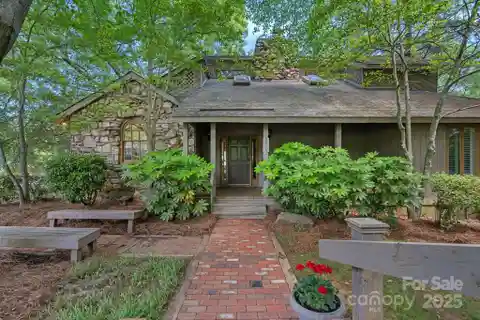 Over One Acre with a Private Lake in Mammath Oak