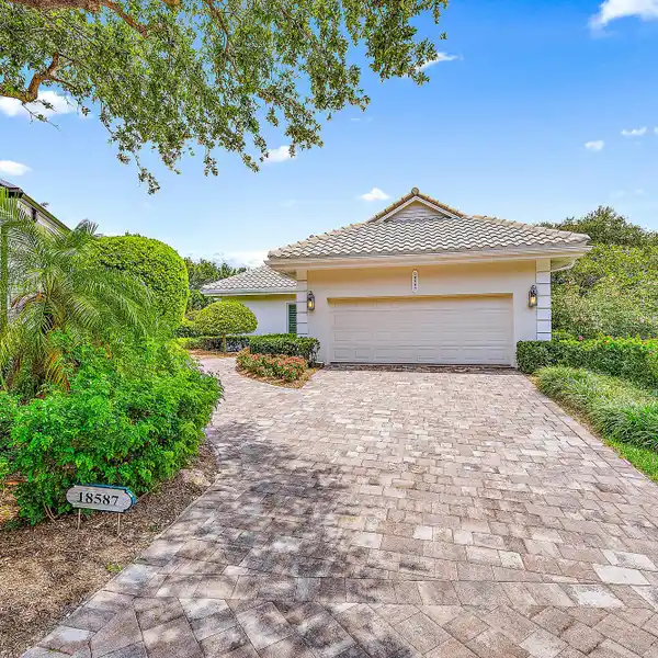 SPECTACULAR GOLF COURSE VIEWS