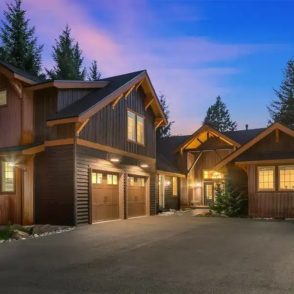 CRAFTSMAN-STYLE HOME WITH GOLF COURSE VIEWS