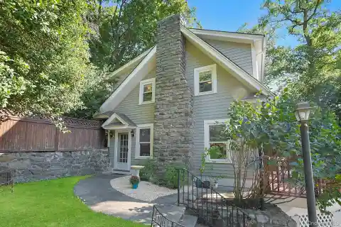 Beautifully Renovated Carriage House in Captain Merritt's Hill