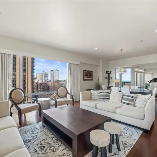 EXQUISITE CONDO IN THE GOLD COAST