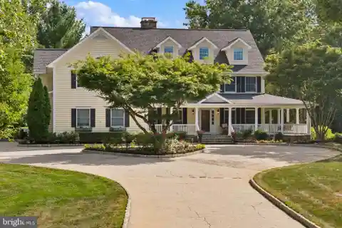 Grand Estate Living in Prestigious School District