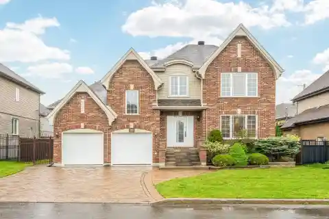 Executive Cottage in Prime Location