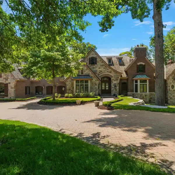 PRIVATE TEN-ACRE ESTATE ALONG THE ROUGE RIVER