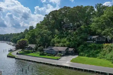 Desirable  Waterfront Propertyin Sherwood Forest
