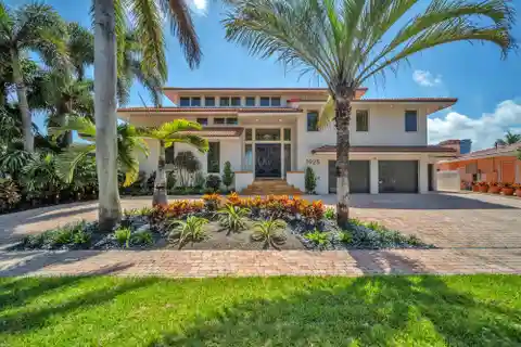 Waterfront Elegance and Comfort in Harbour Inlet