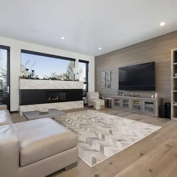 MODERN TOWNHOME BLENDING LUXURY AND CONVENIENCE