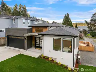 Stunning Lake Sammamish Modern Stunner