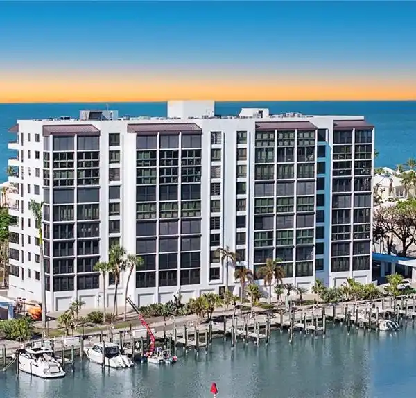 FULLY RENOVATED PENTHOUSE IN DESIRABLE ADMIRALTY POINT