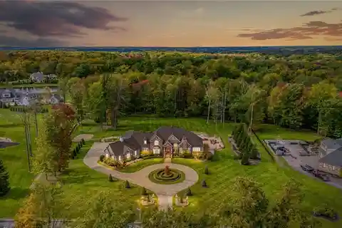 Magnificent Georgian Manor in Prestigious Foxwood Trail