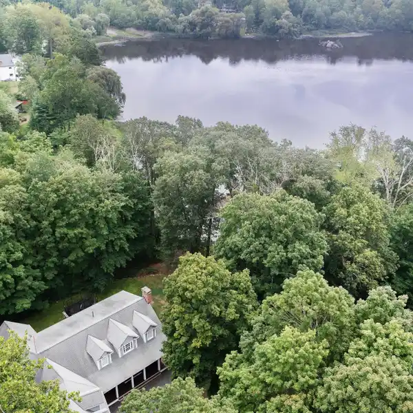 WATERFRONT RETREAT ON LAKE MAMANASCO