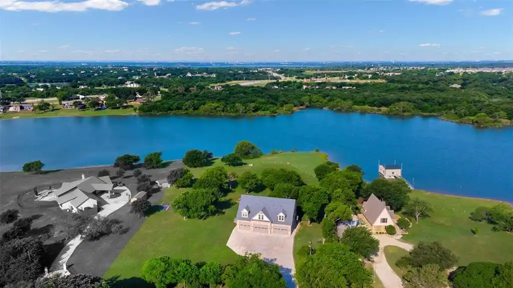 Versatile Compound on Lake Lewisville