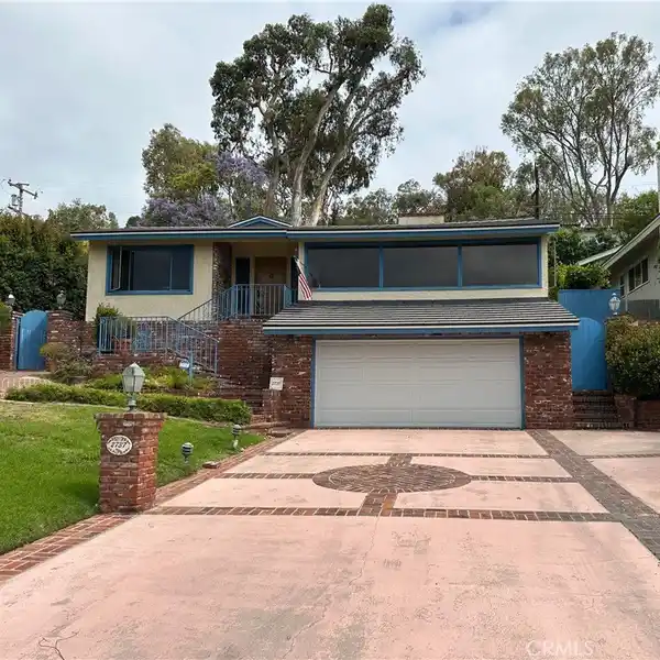 OPPORTUNITY AWAITS IN PRIME VALMONTE LOCATION