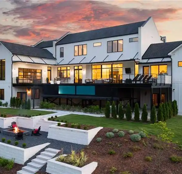 MODERN MASTERPIECE WITH STUNNING VIEWS