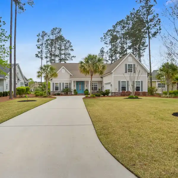 LAKEFRONT HOME ON CUL-DE-SAC IN POPULAR HAMPTON LAKE COMMUNITY