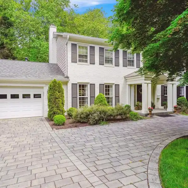 SPACIOUS MCLEAN HOME WITH CUSTOM OFFICE SPACE