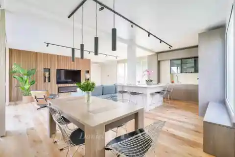 Sleek Beautifully Appointed Home in a Peaceful Setting