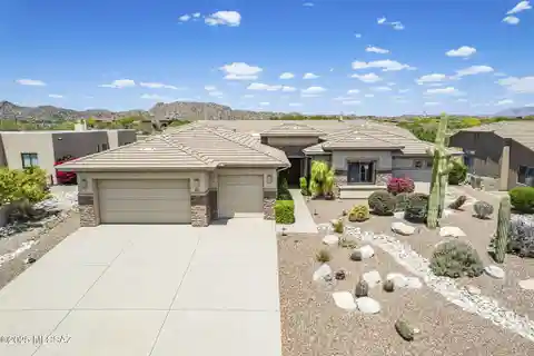 Soaring Ceilings and Seamless Indoor-Outdoor Living
