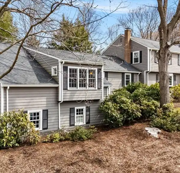 PRISTINE COLONIAL IN A DESIRABLE NEIGHBORHOOD