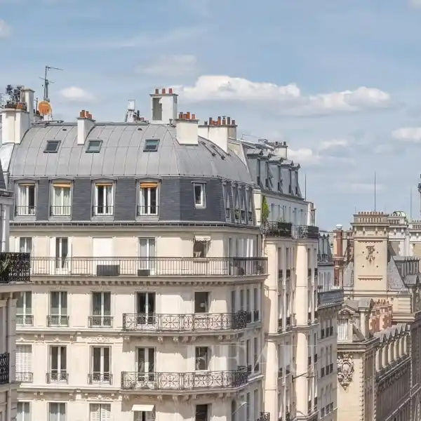 METICULOUSLY RENOVATED FULL-FLOOR APARTMENT