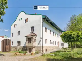 Refuge from 1767 in the Heart of the Village