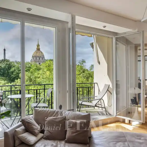 MAGNIFICENT VIEW OF THE INVALIDES DOME