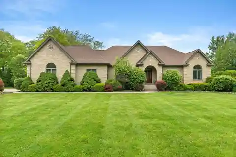 Luxurious Walk-out Ranch