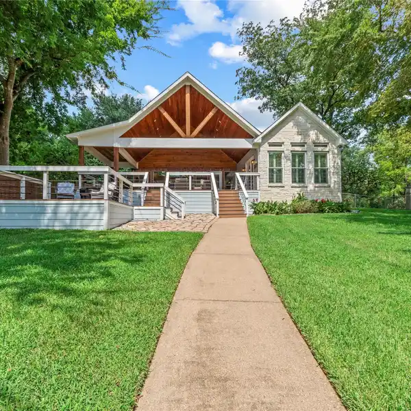 ULTIMATE LAKEFRONT RETREAT WITH EXPANSIVE WATER VIEWS