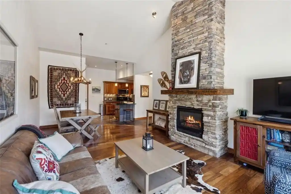 Top-floor Corner Condo with Stunning Mountain Views