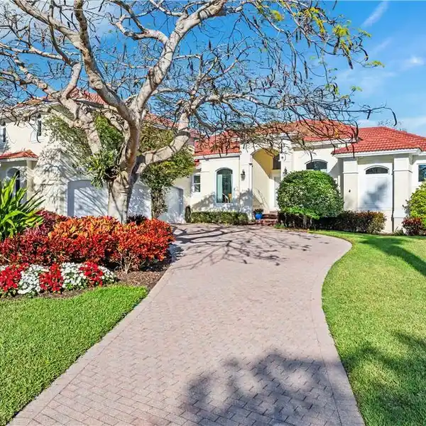 THE PERFECT BLEND OF COASTAL LIVING AND MODERN COMFORT