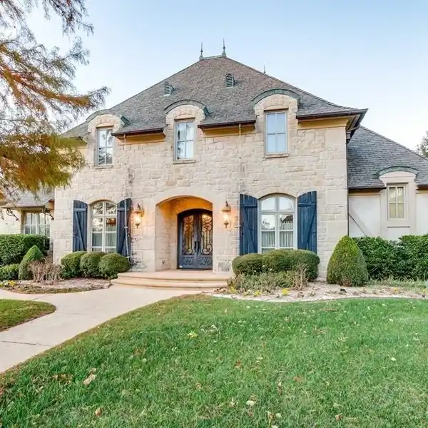 ONE-OWNER LUXURY RESIDENCE IN THE PRESTIGIOUS FAIRVIEW FARM