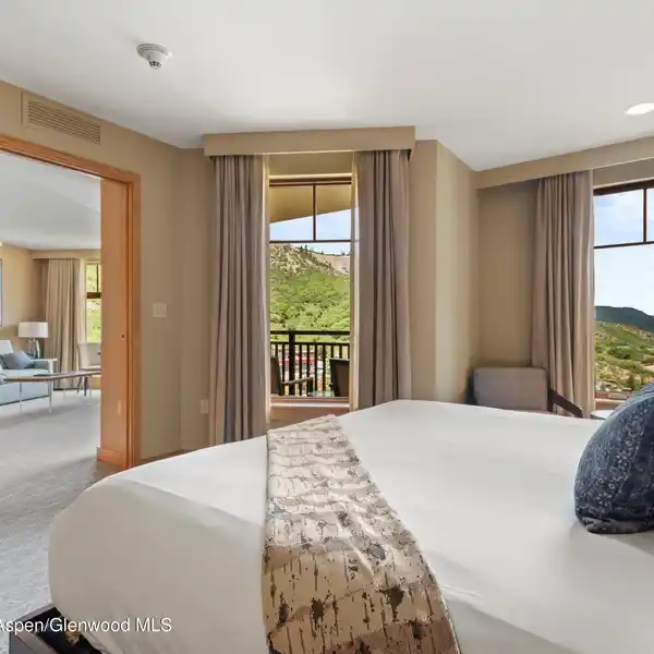 SPACIOUS ONE BEDROOM CONDO AT ASSAY HILL LODGE