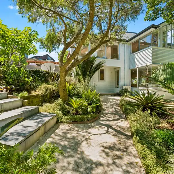 ELEGANT YET ROBUST ARCHITECTURAL MASTERPIECE WITH WALLS OF GLASS