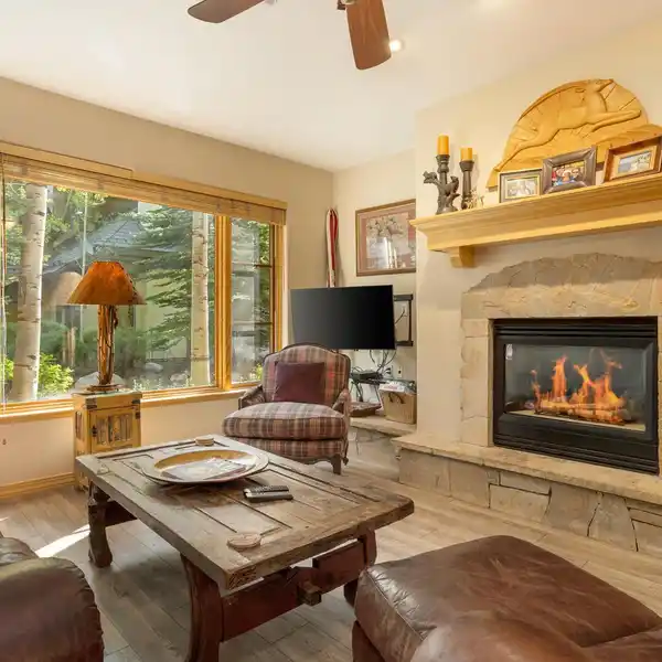 METICULOUSLY MAINTAINED RESIDENCE IN THE HEART OF ARROWHEAD