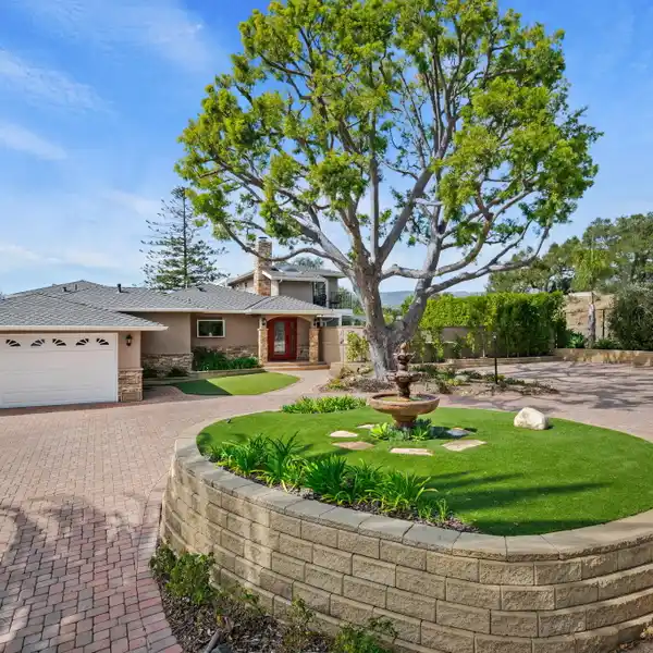 PRIVATE COMPOUND ON A QUIET LANE