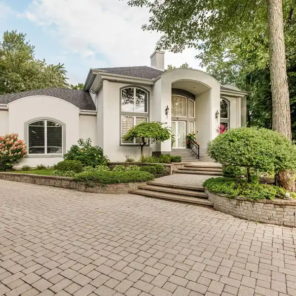 TIMELESS LUXURY MEETS MODERN COMFORT IN LORRAINE ESTATE